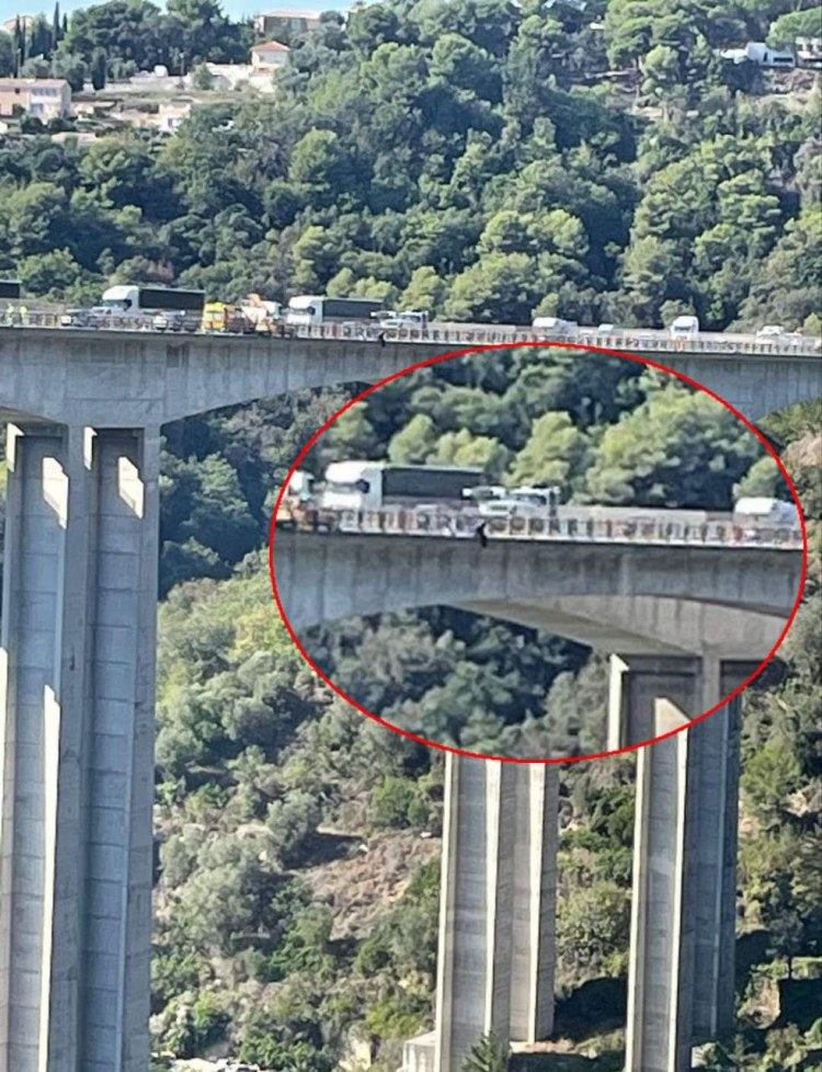 Sevgilisindən ayrıldı, körpüyə çıxaraq özünü oradan atmaq istədi - FOTO