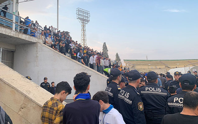 Bunu da gördük! Azarkeşlər öz komandalarını fitə basdı - VİDEO