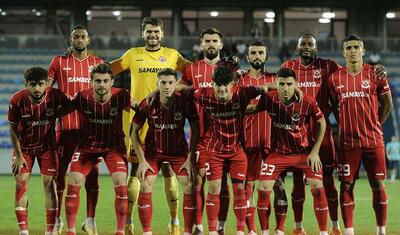 Azərbaycanda vaxtını stadionda keçirən qızlar -