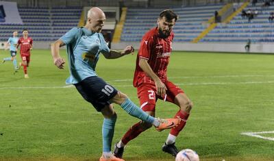 Azərbaycanda vaxtını stadionda keçirən qızlar -