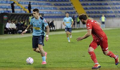 Azərbaycanda vaxtını stadionda keçirən qızlar -