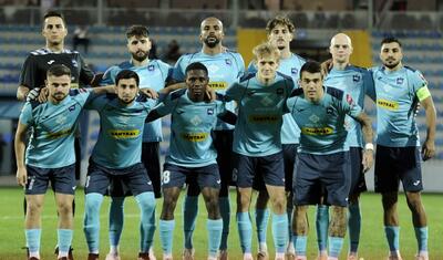 Azərbaycanda vaxtını stadionda keçirən qızlar -