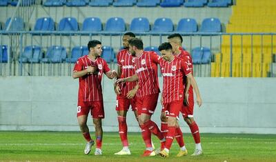 Azərbaycanda vaxtını stadionda keçirən qızlar -