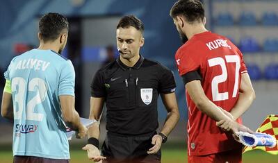 Azərbaycanda vaxtını stadionda keçirən qızlar -