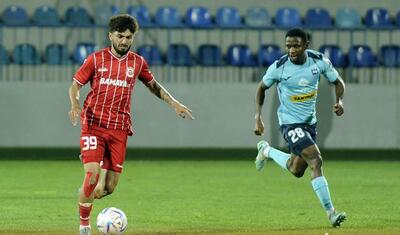 Azərbaycanda vaxtını stadionda keçirən qızlar -