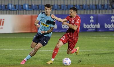 Azərbaycanda vaxtını stadionda keçirən qızlar -