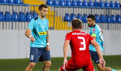 Azərbaycanda vaxtını stadionda keçirən qızlar -