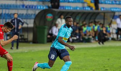 Azərbaycanda vaxtını stadionda keçirən qızlar -