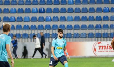 Azərbaycanda vaxtını stadionda keçirən qızlar -