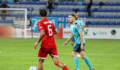 Azərbaycanda vaxtını stadionda keçirən qızlar -