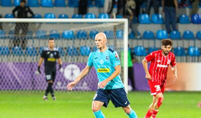 Azərbaycanda vaxtını stadionda keçirən qızlar -