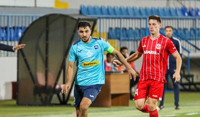 Azərbaycanda vaxtını stadionda keçirən qızlar -