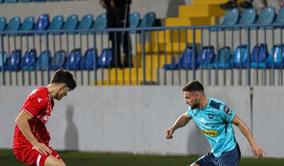 Azərbaycanda vaxtını stadionda keçirən qızlar -