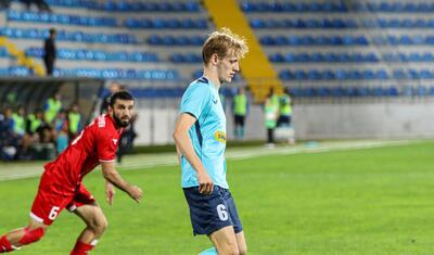 Azərbaycanda vaxtını stadionda keçirən qızlar -