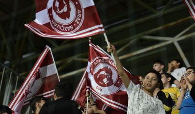 Azərbaycanda vaxtını stadionda keçirən qızlar -