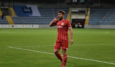Azərbaycanda vaxtını stadionda keçirən qızlar -