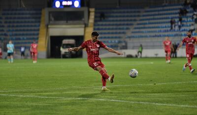 Azərbaycanda vaxtını stadionda keçirən qızlar -