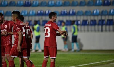 Azərbaycanda vaxtını stadionda keçirən qızlar -