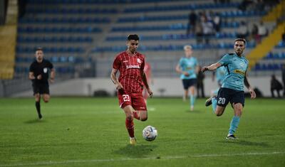 Azərbaycanda vaxtını stadionda keçirən qızlar -