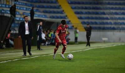 Azərbaycanda vaxtını stadionda keçirən qızlar -