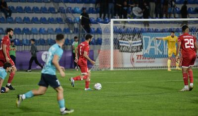 Azərbaycanda vaxtını stadionda keçirən qızlar -