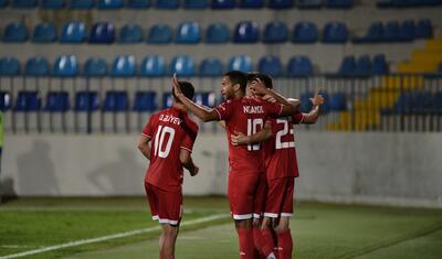 Azərbaycanda vaxtını stadionda keçirən qızlar -