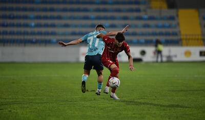 Azərbaycanda vaxtını stadionda keçirən qızlar -