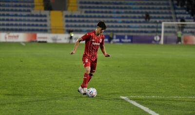 Azərbaycanda vaxtını stadionda keçirən qızlar -