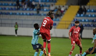 Azərbaycanda vaxtını stadionda keçirən qızlar -