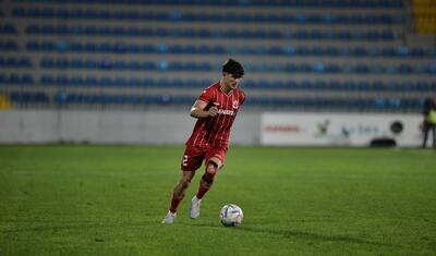 Azərbaycanda vaxtını stadionda keçirən qızlar -