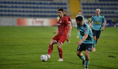 Azərbaycanda vaxtını stadionda keçirən qızlar -