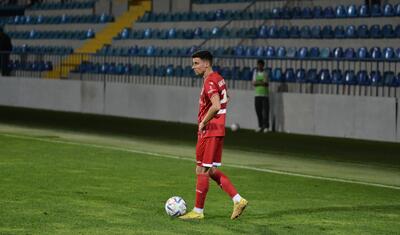 Azərbaycanda vaxtını stadionda keçirən qızlar -