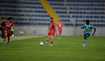 Azərbaycanda vaxtını stadionda keçirən qızlar -