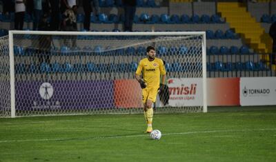 Azərbaycanda vaxtını stadionda keçirən qızlar -