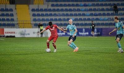 Azərbaycanda vaxtını stadionda keçirən qızlar -