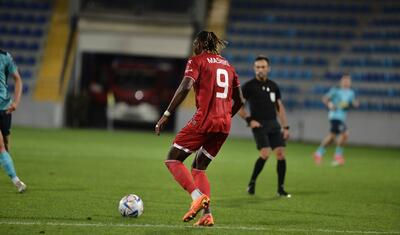 Azərbaycanda vaxtını stadionda keçirən qızlar -