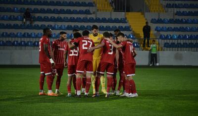Azərbaycanda vaxtını stadionda keçirən qızlar -