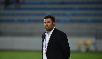 Azərbaycanda vaxtını stadionda keçirən qızlar -