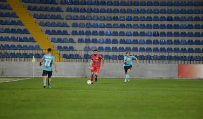 Azərbaycanda vaxtını stadionda keçirən qızlar -