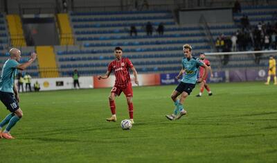 Azərbaycanda vaxtını stadionda keçirən qızlar -