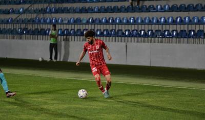 Azərbaycanda vaxtını stadionda keçirən qızlar -