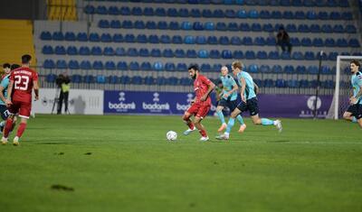 Azərbaycanda vaxtını stadionda keçirən qızlar -
