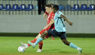 Azərbaycanda vaxtını stadionda keçirən qızlar -