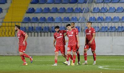 Azərbaycanda vaxtını stadionda keçirən qızlar -