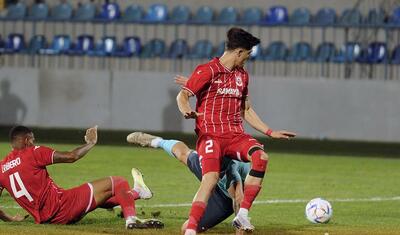 Azərbaycanda vaxtını stadionda keçirən qızlar -