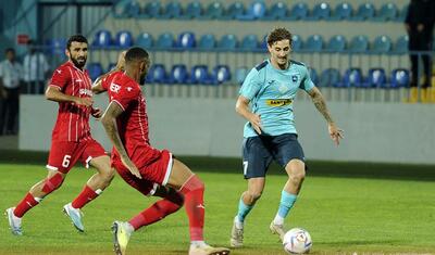 Azərbaycanda vaxtını stadionda keçirən qızlar -