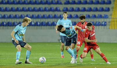 Azərbaycanda vaxtını stadionda keçirən qızlar -