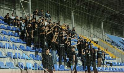 Azərbaycanda vaxtını stadionda keçirən qızlar -