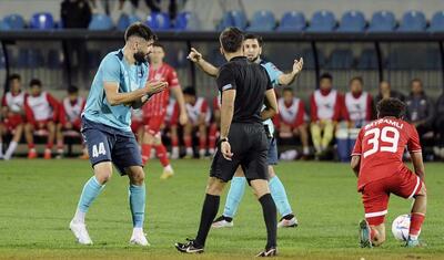 Azərbaycanda vaxtını stadionda keçirən qızlar -