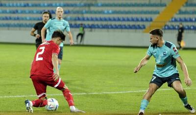 Azərbaycanda vaxtını stadionda keçirən qızlar -